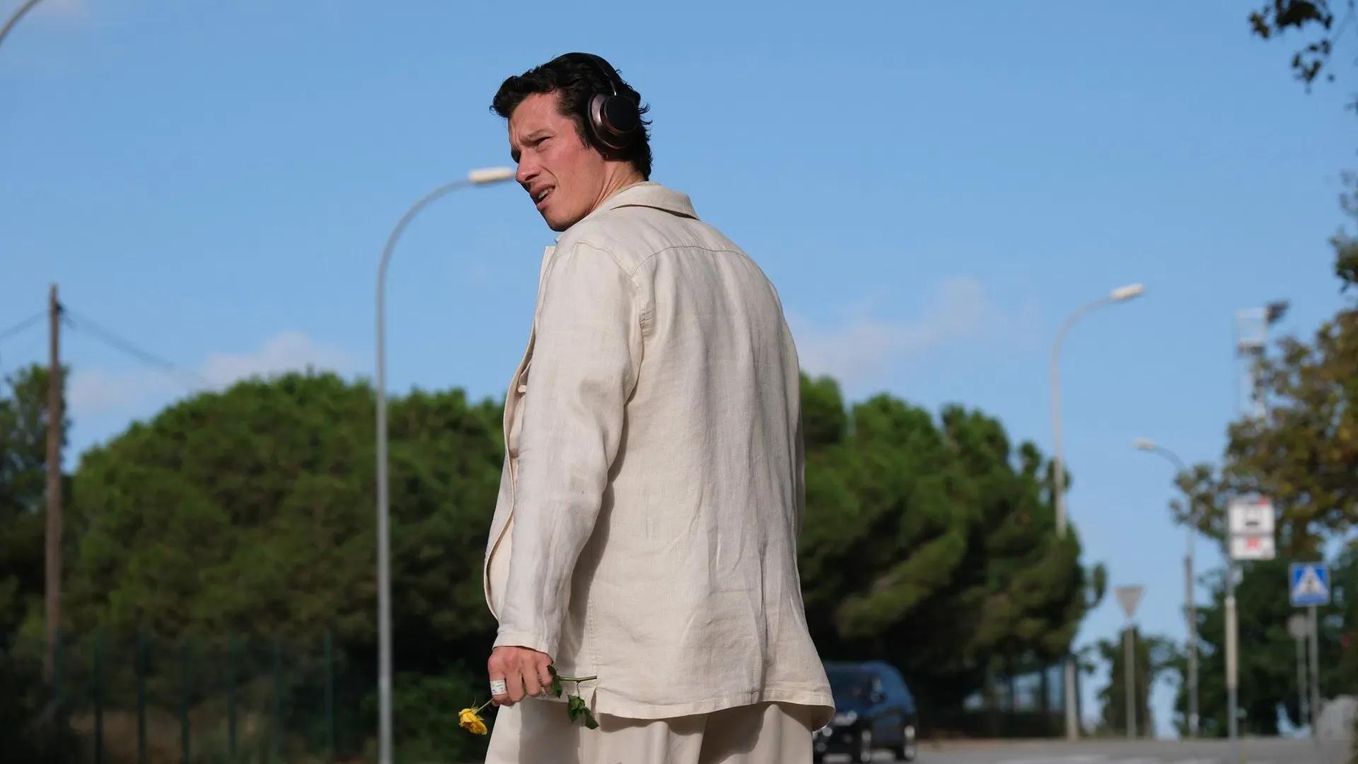 Karim Aïnouz divulga trailer de Rosebush Pruning, com Pamela Anderson