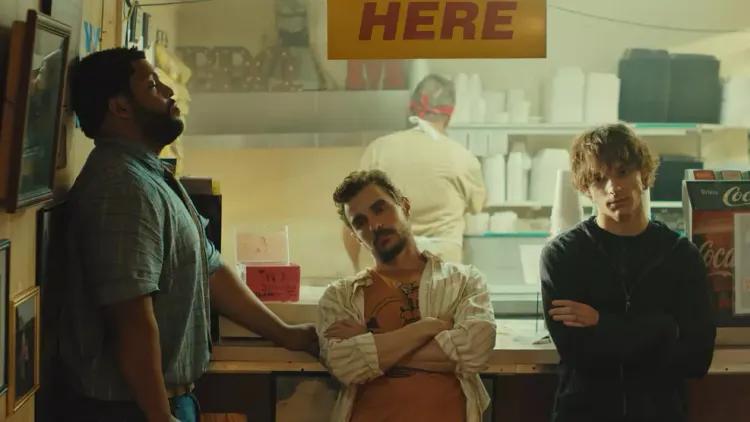 Idiotas ganha trailer para maiores
